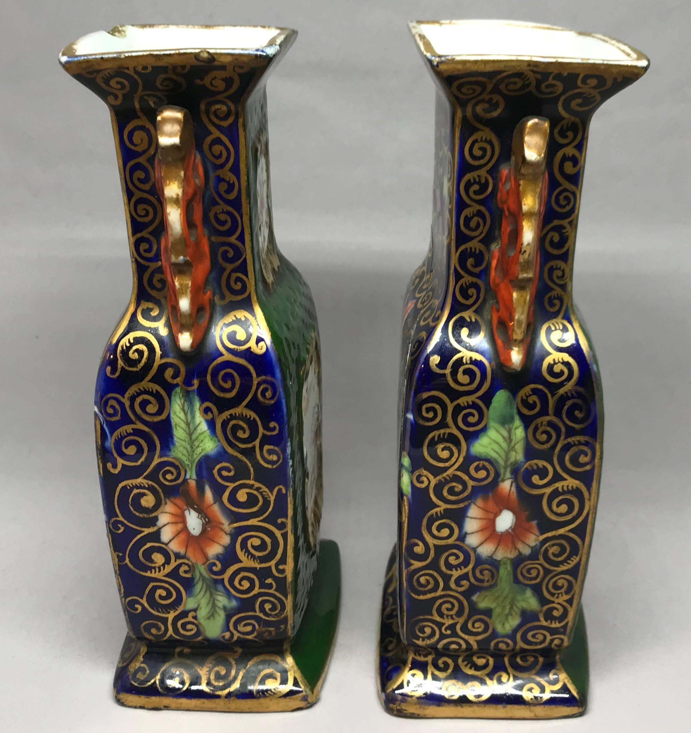 Ein Paar grüner englischer Vasen im chinesischen Stil. Vasen in sattem Grün und Koralle mit Chinoiserie-Szenen und floralem Muster auf Kobalt- und Goldgrund auf der Rückseite, England, um 1815
Abmessungen: 7.5