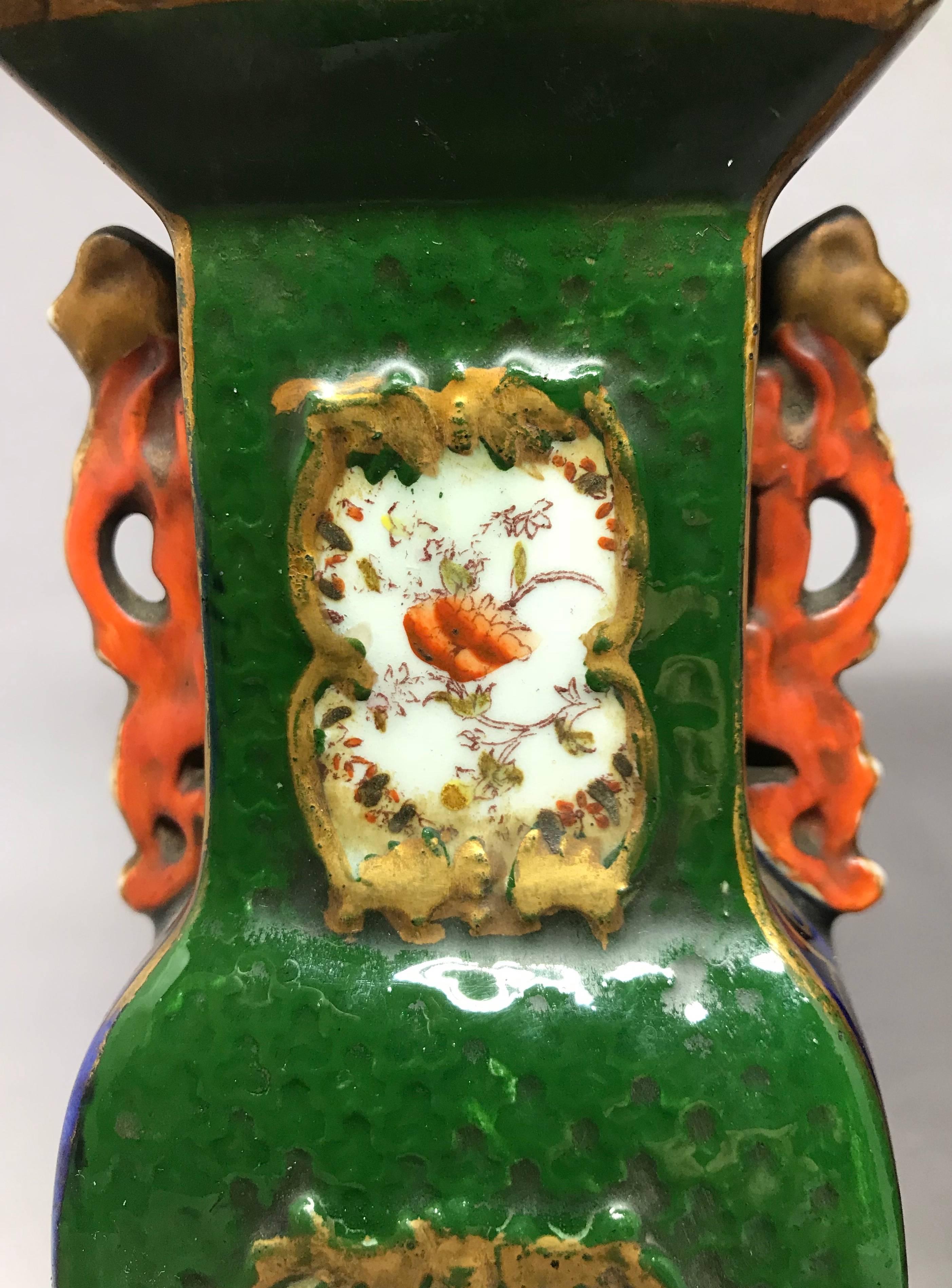 Grüne englische Vasen im chinesischen Stil, Paar im Angebot 1