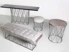 Pouf Eiffel con foglia d’argento patinata a mano e seduta rivestita in pelle