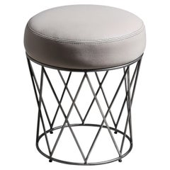 Pouf Eiffel con foglia d’argento patinata a mano e seduta rivestita in pelle