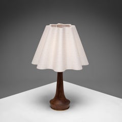 Tischlampe aus massivem Teakholz und Messing mit gewelltem Schirm, Dänemark, 1960er Jahre