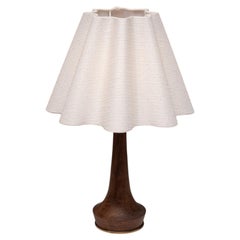 Tischlampe aus massivem Teakholz und Messing mit gewelltem Schirm, Dänemark, 1960er Jahre