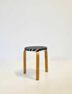 Taburete Artek 60 de Alvar Aalto, Finlandia, década de 1950 – Retapizado con lana de Kvadrat