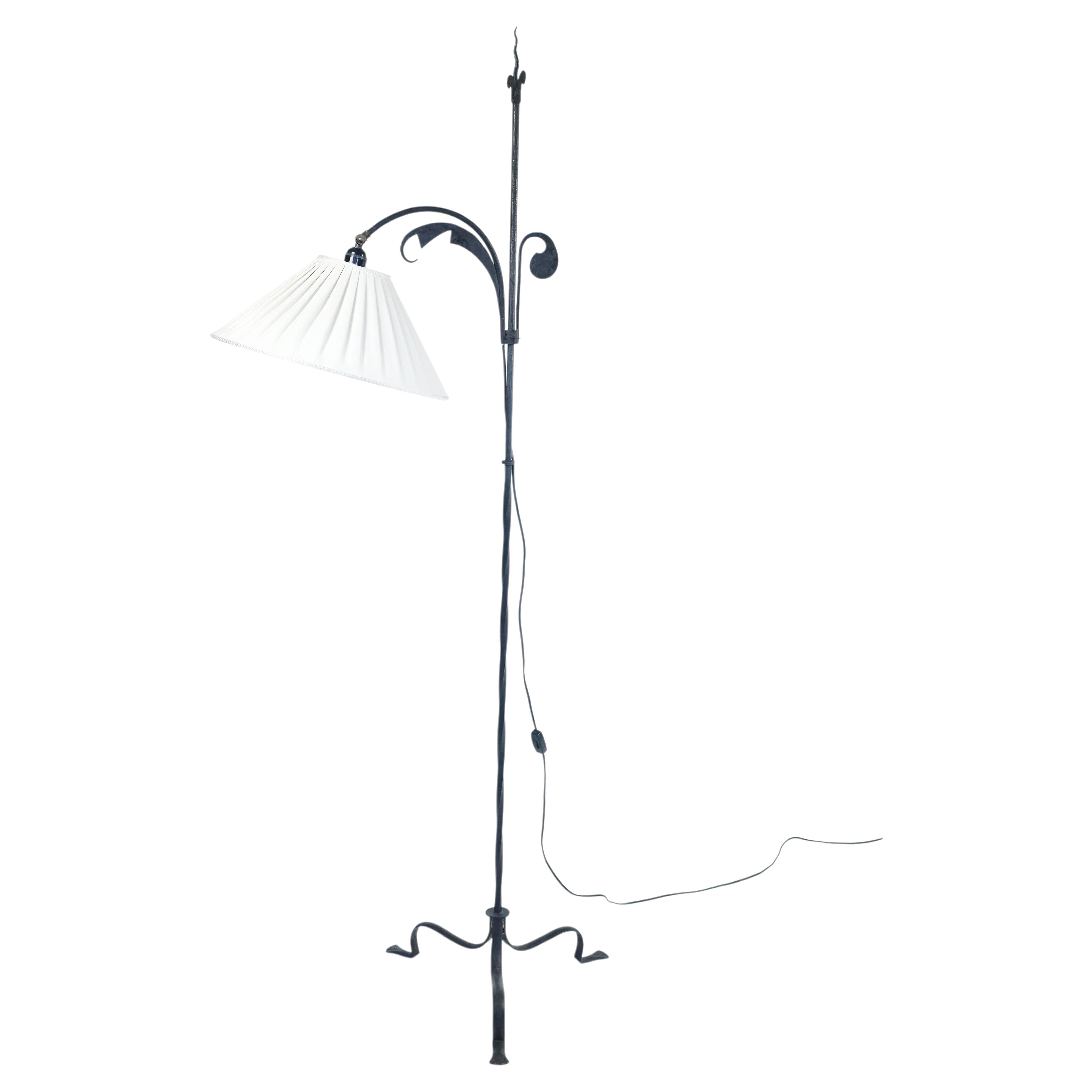 Lampadaire finlandais en fer forgé du milieu du siècle, avec abat-jour en tissu, signé PSO, années 1940 en vente
