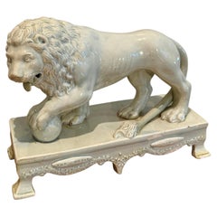 Figura inglesa de Staffordshire Pearlware: «El león de Roran», con base de Sherratt, hacia 1830