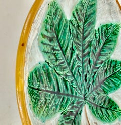 Plat à dessert sur pied « Majolica » à motifs de feuilles de châtaignier, signé George Jones, Angleterre, vers 1870