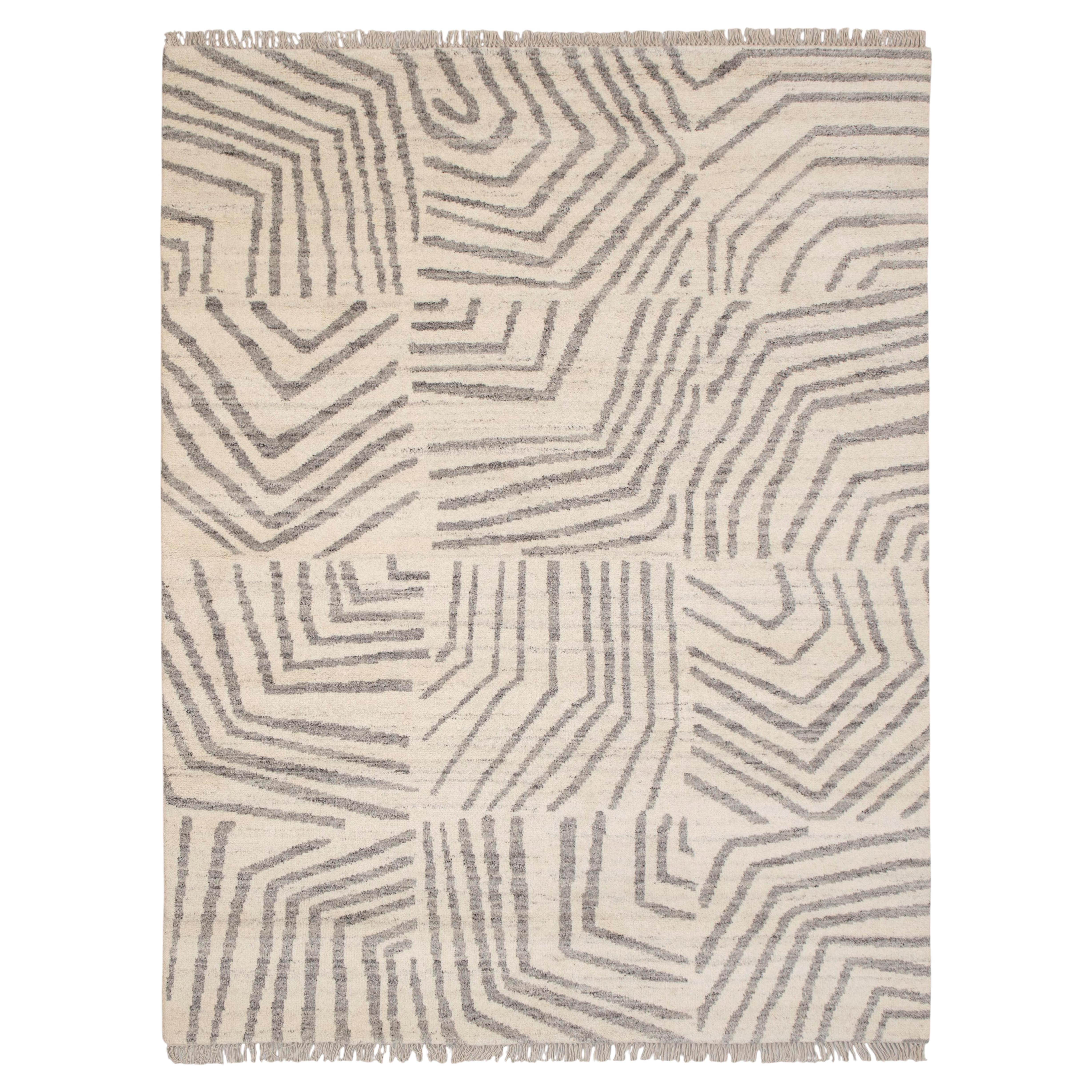 8x10 Ivory Gray Geometric Pattern Moroccan Hand Knotted Wool Rug ( Mt - 5 ) For Sale