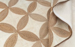 Tapis tissé à la main en abaca, motif floral naturel crème et beige, motif de pétales – Personnalisable