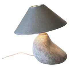 Lampada da tavolo in ceramica biomorfica “Assemblage” di Stephen McKay, con paralume artigianale su misura