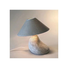 Lampada da tavolo in ceramica biomorfica “Assemblage” di Stephen McKay, con paralume artigianale su misura