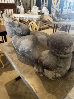 Scultura astratta di una figura sdraiata in cemento, in stile Mid-Century, anni ’60–’70 circa