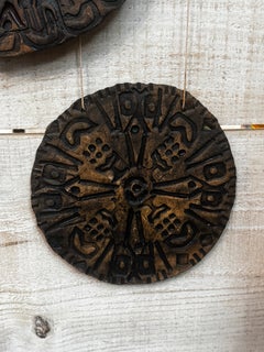 **Medaglione scultoreo in ceramica da studio da appendere alla parete**