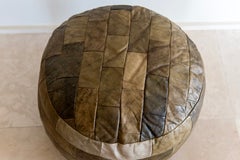 Pouf vintage De Sede in pelle patchwork color oliva, anni '70