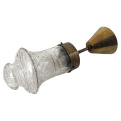Pequeña lámpara de pared sueca de latón y cristal tallado, Suecia, década de 1940