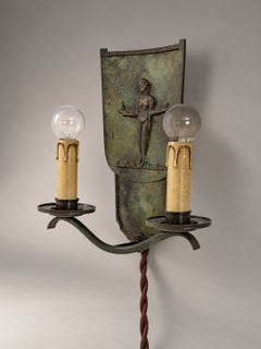 Schwedische Wandleuchte „Grace“ aus patinierter Bronze mit klassischem Frauenrelief.