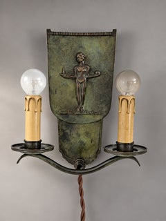 Schwedische Wandleuchte „Grace“ aus patinierter Bronze mit klassischem Frauenrelief.