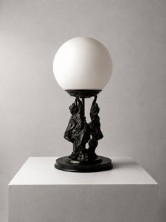 Figurative Tischlampe im Jugendstil mit Glaskuppel, um 1910