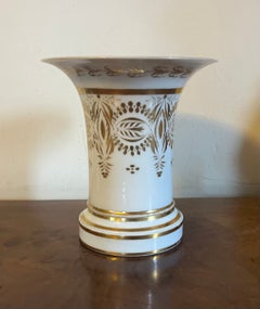 Cache-pot, vase et socle en porcelaine blanche et dorée de style Empire français, vers 1820
