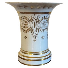 Cache-pot, vase et socle en porcelaine blanche et dorée de style Empire français, vers 1820
