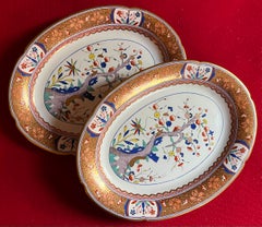 Zwei ovale Porzellanteller von Spode mit dem Chinoiserie-Muster „Kakiemon“ (Nr. 282)