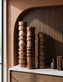 Große, handgedrechselte Totem-Skulptur aus massivem Parota-Holz für den Boden, „XL“