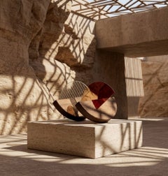 Minimalistische Skulptur aus Parota-Holz und farbigem, strukturiertem Glas „Brújula“