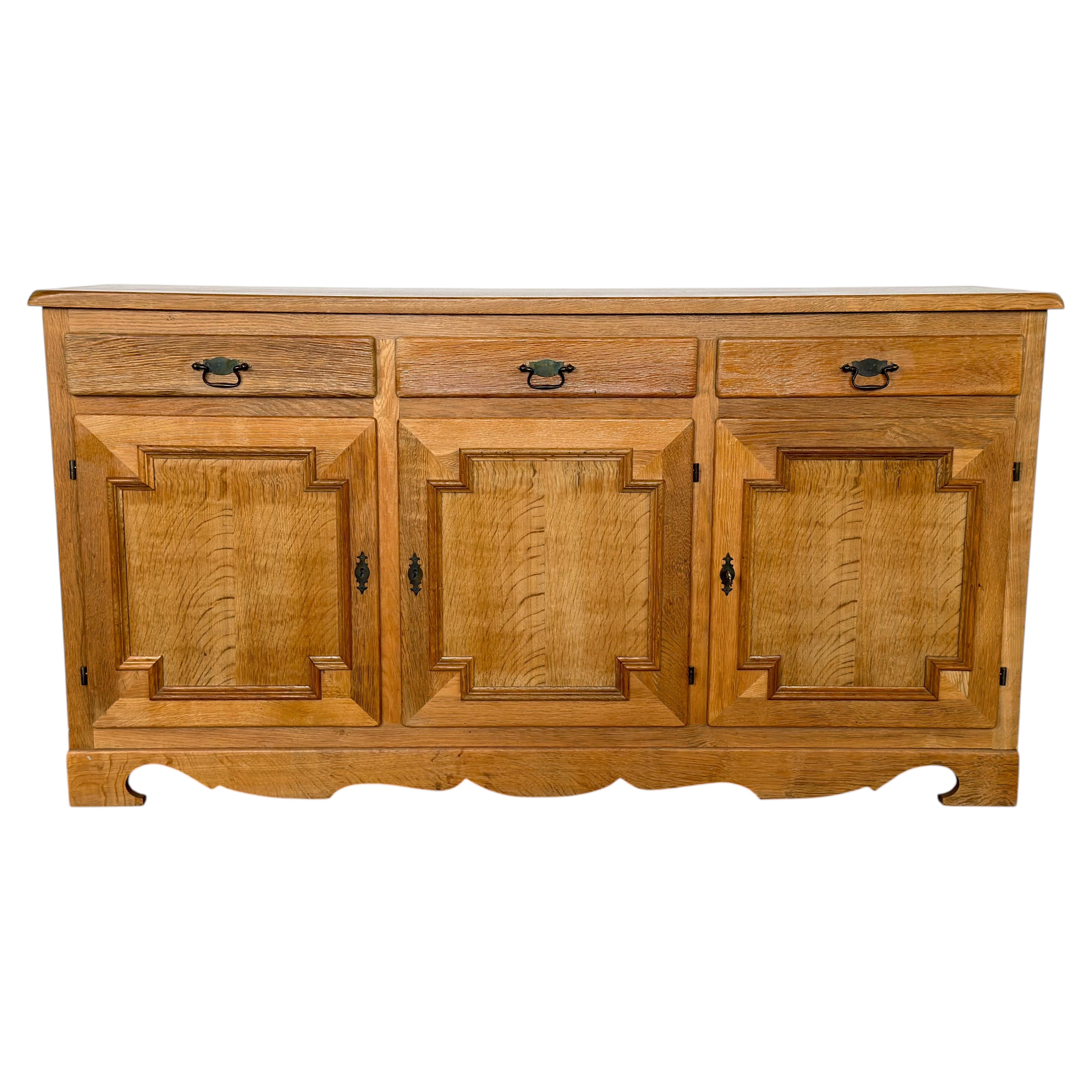 Sideboard im dänischen Brutalismus-Stil der Mid-Century-Modern-Ära aus Eiche, im Stil von Henning Kjærnulf, 1960er Jahre im Angebot