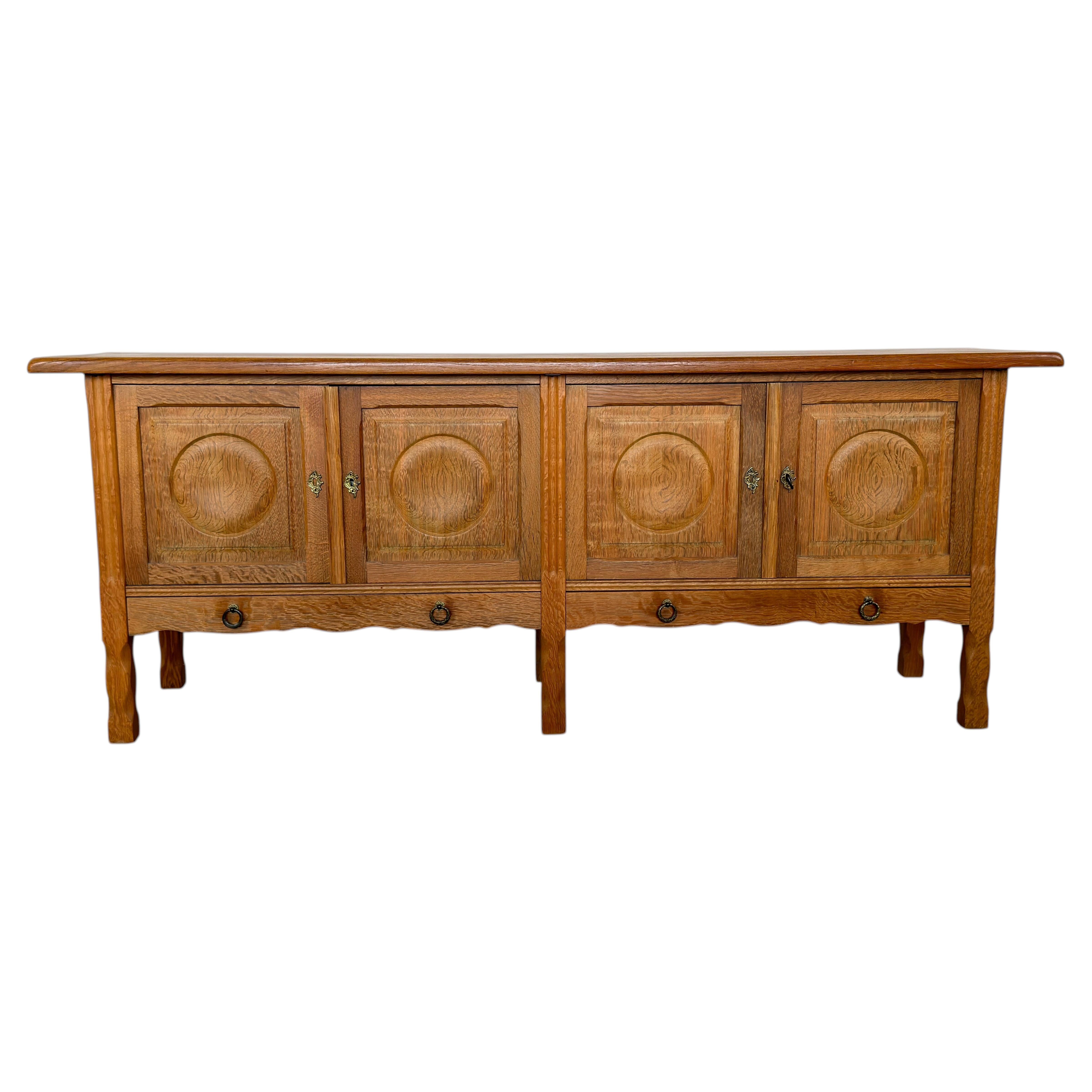 Niedriges Sideboard im brutalistischen Stil aus Eiche von Henning Kjærnulf, Dänemark, 1960er Jahre