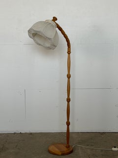 Lampada da terra svedese in pino tornito in stile Mid-Century Modern con braccio a collo di cigno, anni ’70