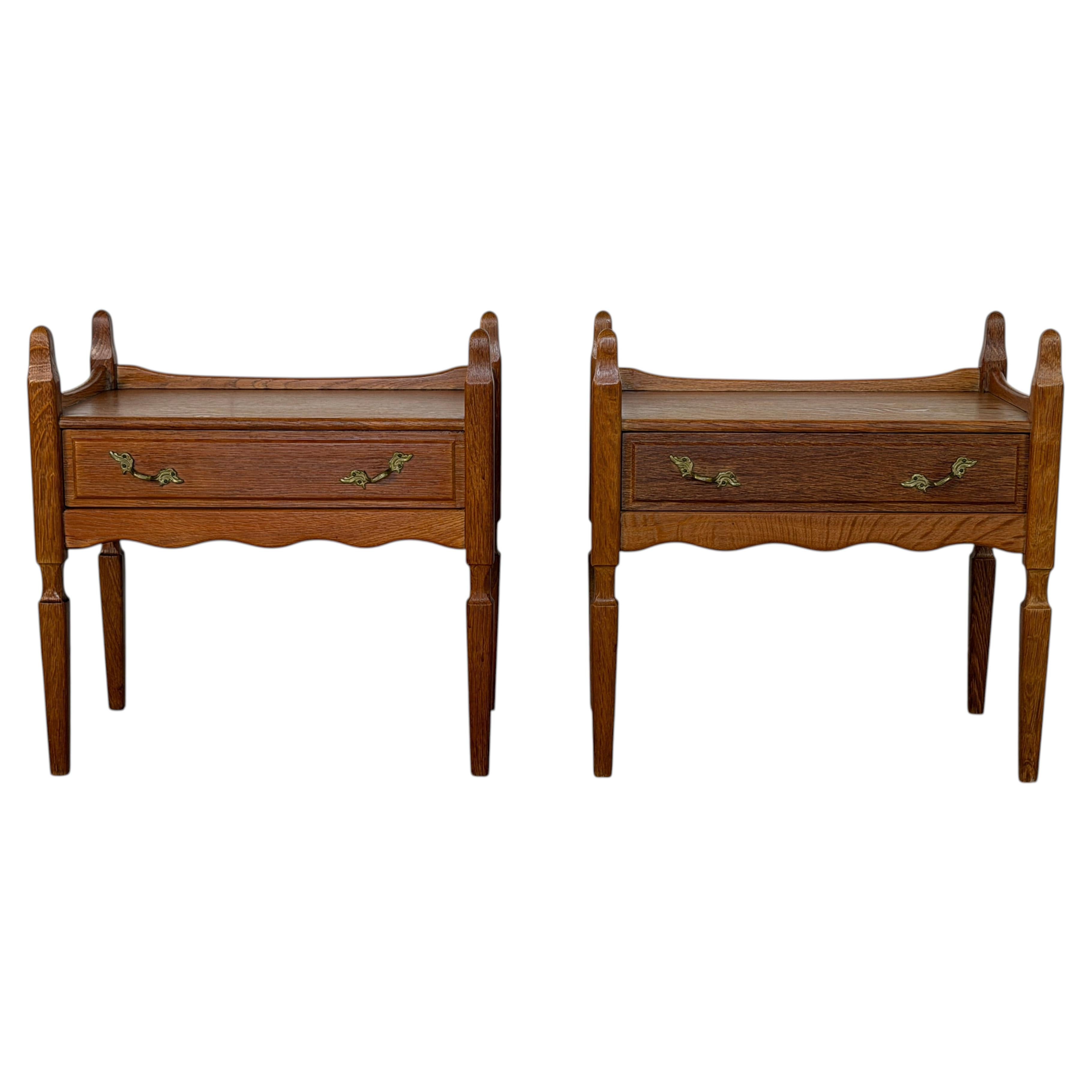 Coppia di comodini in rovere in stile Mid-Century Modern di Henning Kjærnulf, Danimarca, anni ’60 in vendita