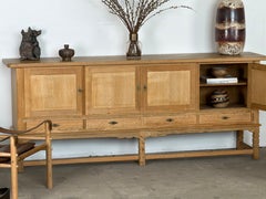 Credenza bassa in stile modernista di metà secolo con influenze brutaliste, in rovere, Henning Kjaernulf, anni ’60