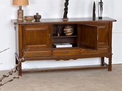 Credenza in stile Mid-Century Modern in rovere tinto scuro, Henning Kjærnulf, anni ’60