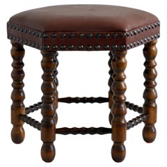 Tabouret danois hexagonal en chêne avec assise en cuir et pieds en forme de bobine, années 1950