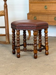 Tabouret danois hexagonal en chêne avec assise en cuir et pieds en forme de bobine, années 1950