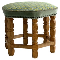 Tabouret hexagonal en chêne aux pieds facettés et à l'assise brodée, années 1960