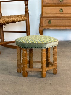 Tabouret hexagonal en chêne aux pieds facettés et à l'assise brodée, années 1960