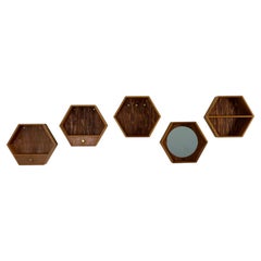 Juego de cinco estantes de pared hexagonales de pino danés con espejo, década de los 70