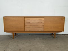 Henry Rosengren Hansen per Dyrlund, credenza in rovere danese, anni ’60