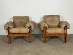 par de sillones, teca, piel de búfalo beige, Tailandia, años 60-70.