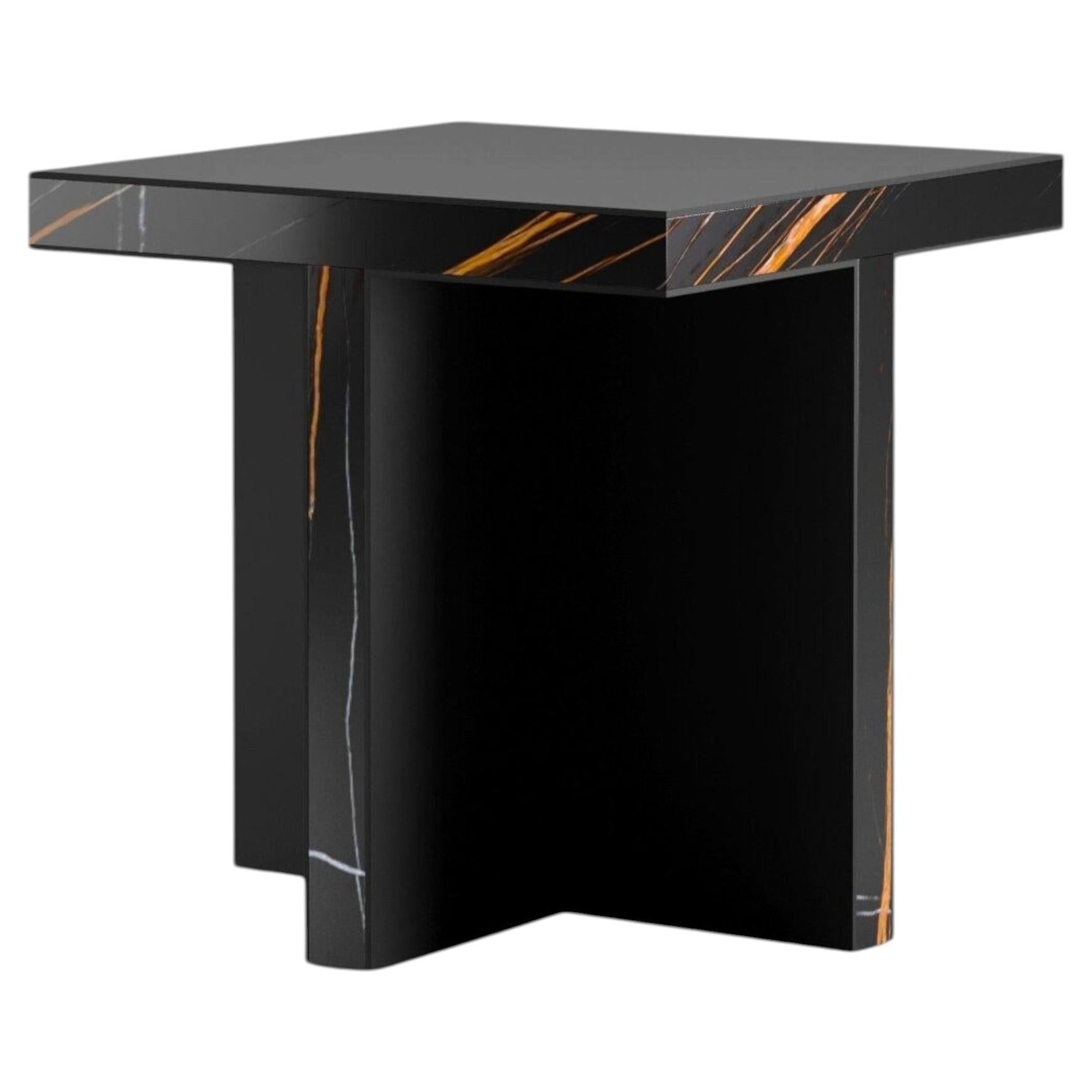 Table d'appoint sculpturale Arris, marbre Emperador foncé, fabriqué à la main en Italie en vente