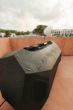 Monolith, cabina DJ scultorea in edizione limitata, arredo contemporaneo per l'audio