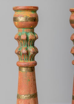 Par de candelabros altos indios tallados en madera y latón