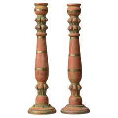 Par de candelabros altos indios tallados en madera y latón