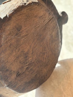 Antike Holzschale aus Nagaland aus Monoxyl-Holz mit geschnitzten zoomorphen Henkeln