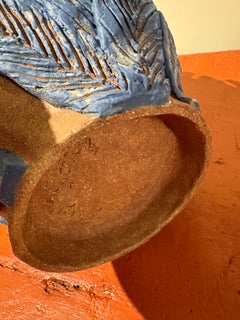 Vaso scultoreo in ceramica color terracotta con rilievo floreale blu