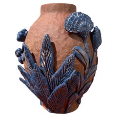 Vaso scultoreo in ceramica color terracotta con rilievo floreale blu