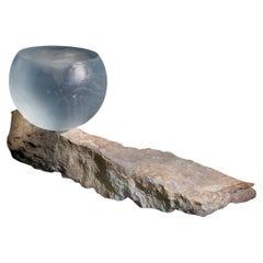 Escultura de cristal fundido y mármol rubí, «Monumentality I», de Johan Pertl