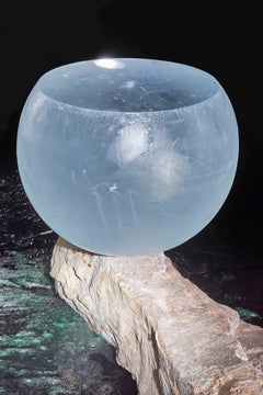 Escultura de cristal fundido y mármol rubí, «Monumentality I», de Johan Pertl