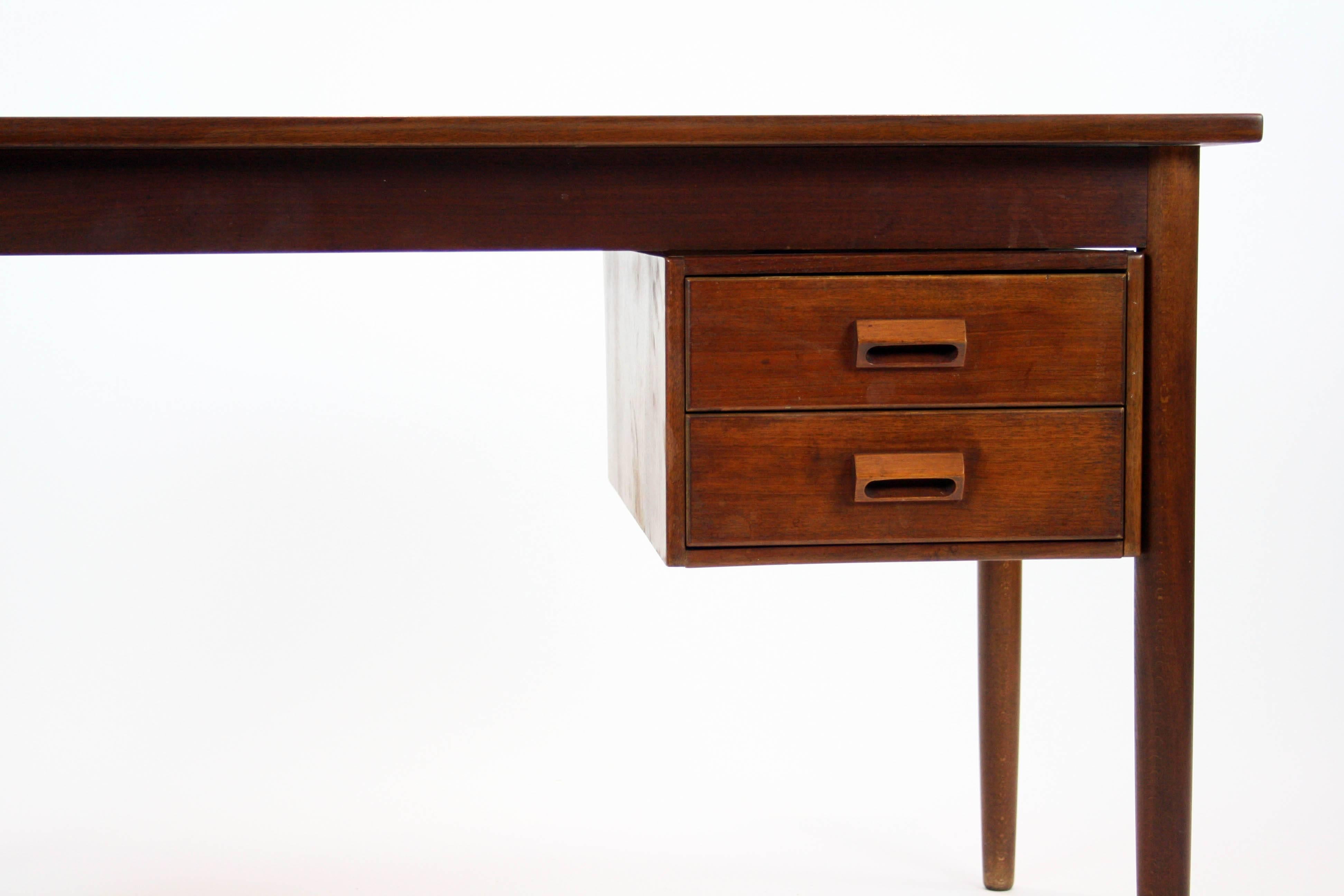 Danish Teak Desk by Borge Mogensen for Soborg Mobler In Excellent Condition In Chicago, IL