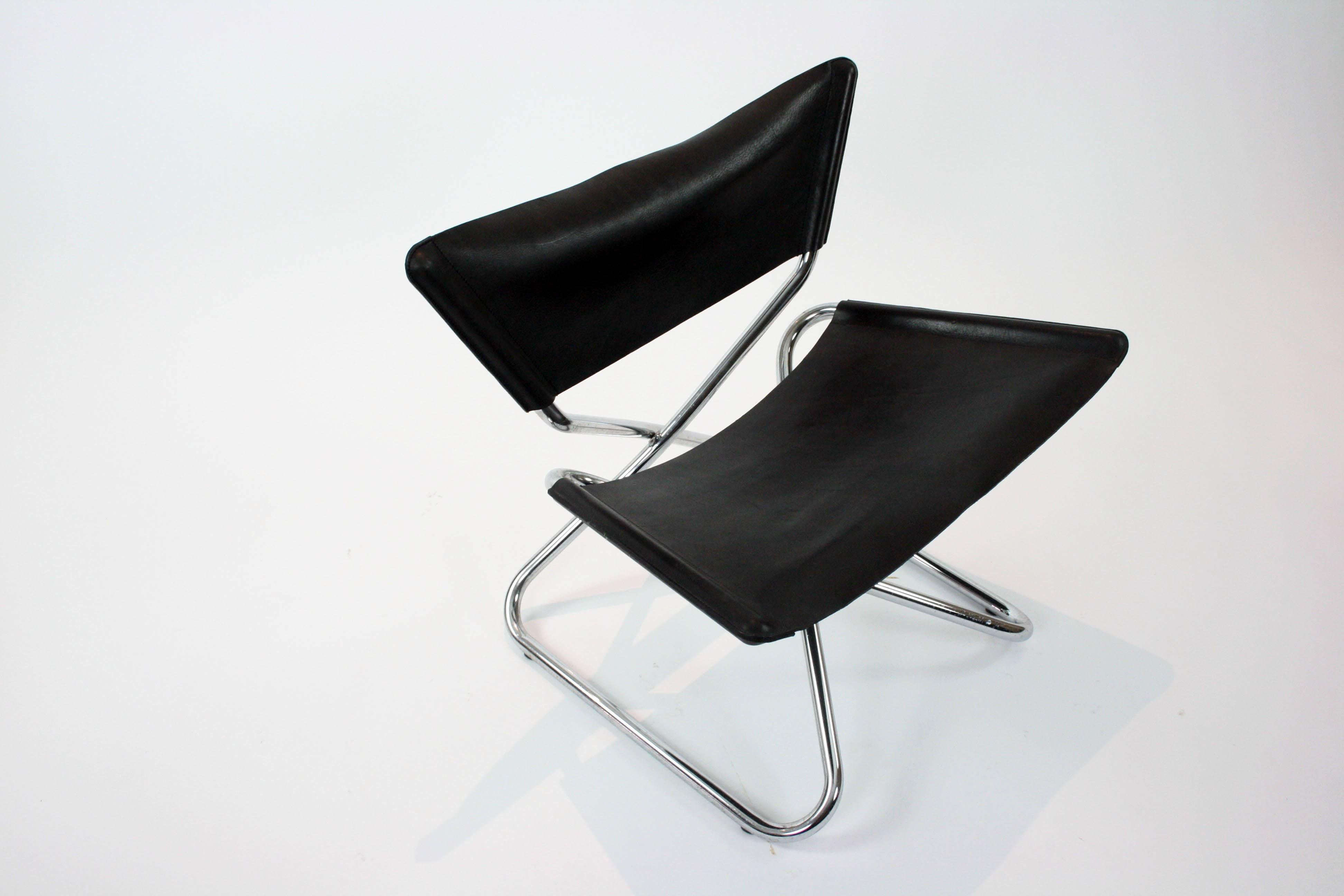 Folding steel tube frame. Thick black leather seat and back. Manufactured in Denmark by Engelbrechts. High quality production.